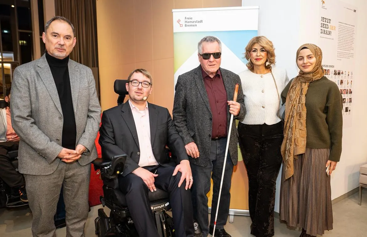 20 Jahre Landesbehindertenbeauftragter Bremen, Mit Herrn Frankenstein, seinem Amtsvorgänger Dr. Steinbrück, der Abgeordneten Sülmez Çolak und Betül Sahin (Pädagogische Leitung MATZ Neustadt) – Jubiläumsveranstaltung · Dezember 2025